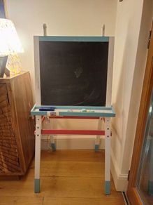 easel blackboard and chalkboard