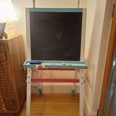 easel blackboard and chalkboard