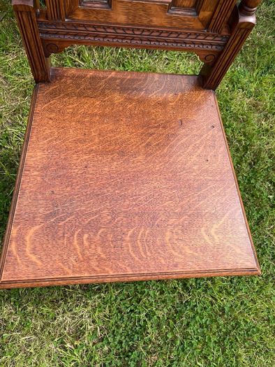 A charming pair of late Victorian carved oak Hall chairs richly modelled,  Cirka 1890's.
