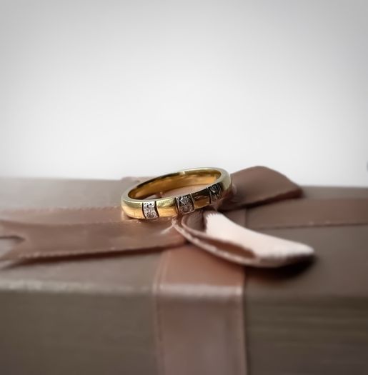 18k Yellow Gold Ring With Diamonds - 4.13 Grams