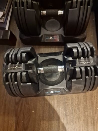 Adjustable dumbells