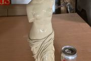 statue