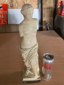 statue