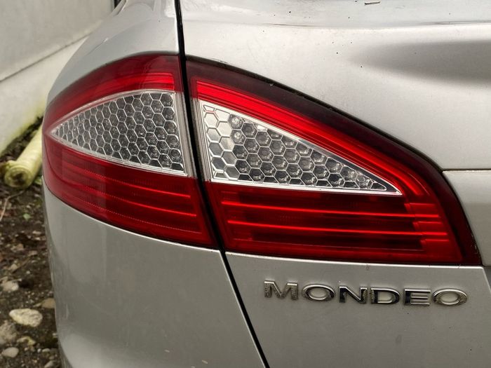 Ford mondeo mk4 2010 rear passenger side boot tail light