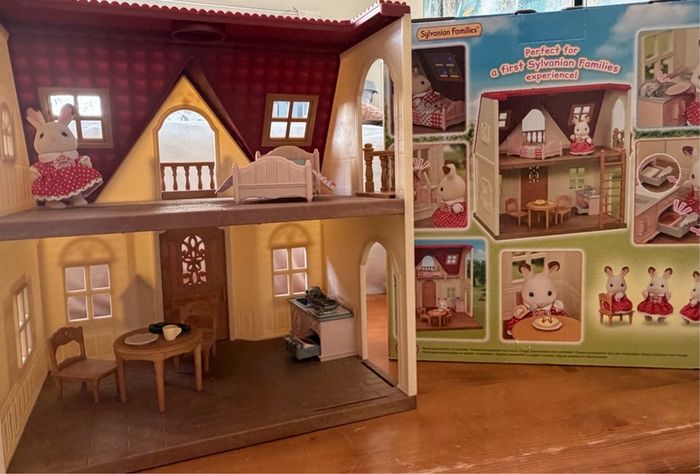 Sylvanian Families Red Roof Cosy Cottage Starter Home with Furniture & Figure