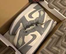 Jordan 1 Mid "Stealth"