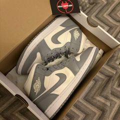 Jordan 1 Mid "Stealth"