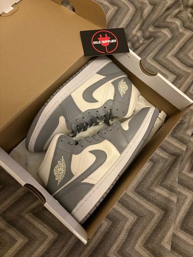 Jordan 1 Mid "Stealth"