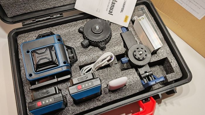360 x 4D 16 Line Green Laser Level with case, 2x Battery, mini tripod.