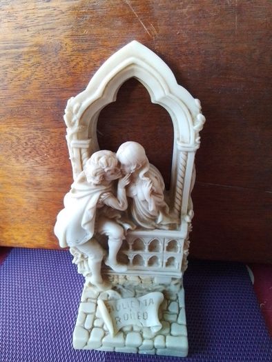 Romeo & Juliet figurine