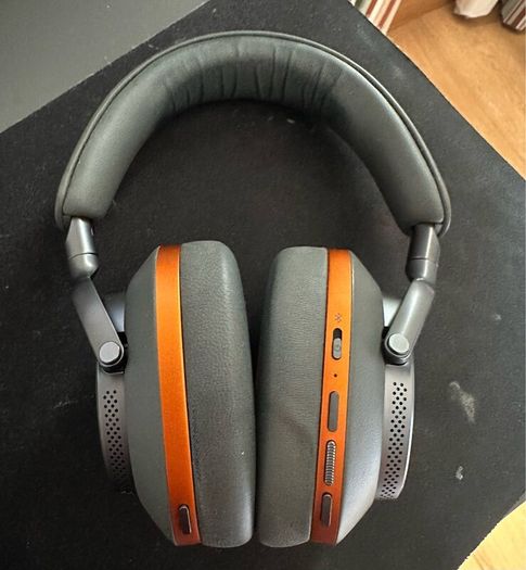 Bowers & Wilkins PX8 McLaren Edition
