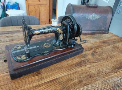 Singer 12K Fiddle base Hand crank Sewing Machine c1889