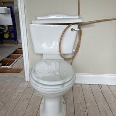 Traditional Toilet & Soft-Close Seat  Excellent C