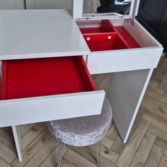 Kids dressing table and chair