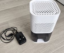 Compact electric mini dehumidifier