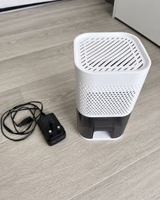 Compact electric mini dehumidifier