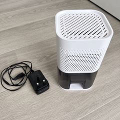 Compact electric mini dehumidifier
