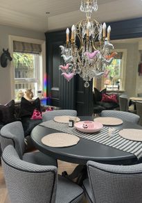 Kitchen round table and 6 cocktail chairs