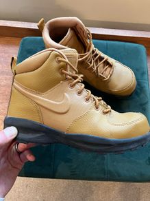 Nike Manoa