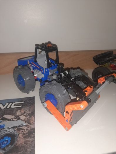 LEGO Technic Vehicles Bundle set 42071 and 42072