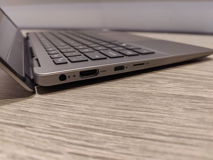 Slim Dell Latitude 3301 | Amazing Screen  |  New Battery