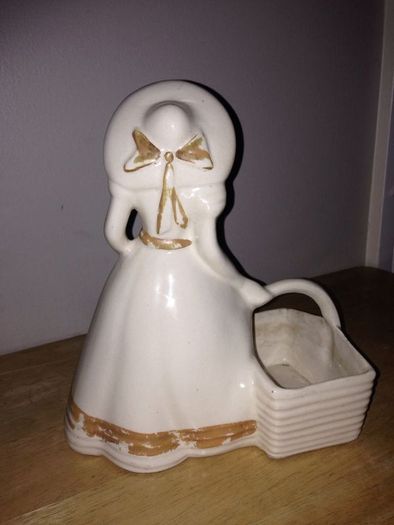 USA 954 Lady & Basket Figurine