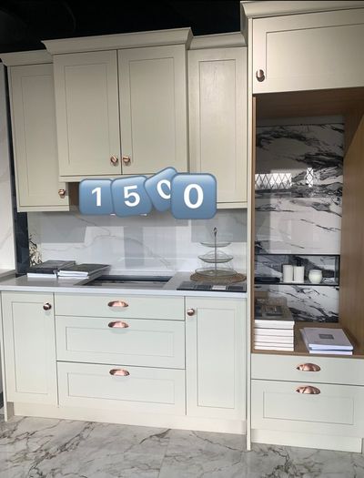 Ex display kitchen with 30mm quartz backsplash and counter