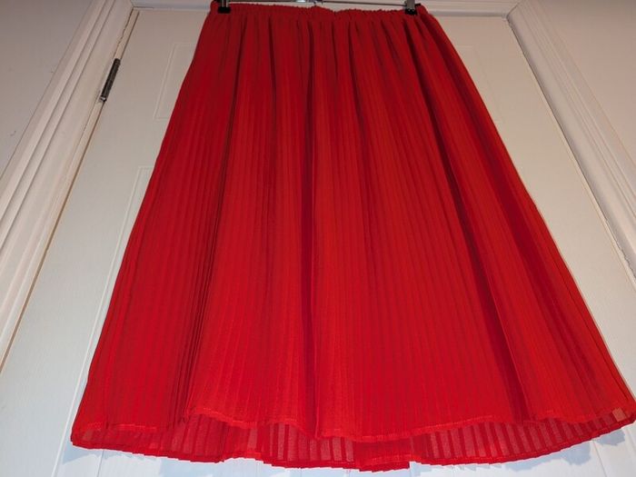 beautiful red pleated midi skirt f om Vero Moda