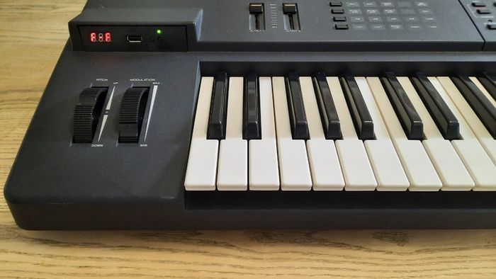 Yamaha SY85 Synthesizer