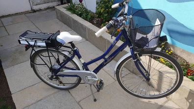 26" step-through E-bike, center stand, basket, powered lights and charger
