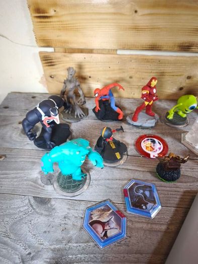 playstation 3 disney infinity 2.0 game with figures