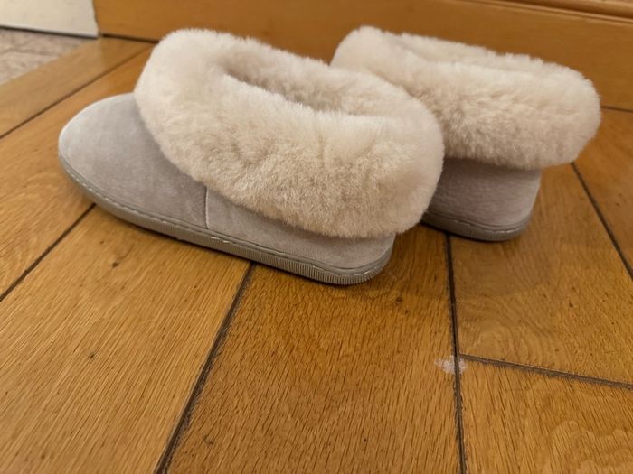 sheep skin slippers size 4 -5 UK