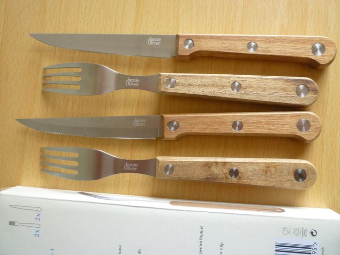 JAMIE OLIVER FRYING PAN BY TEFAL. Large Deep Frying or Omelette Pan.  Professional Series. WITH Jamie Oliver 4 piece steak cutlery set. Very Good Condition.