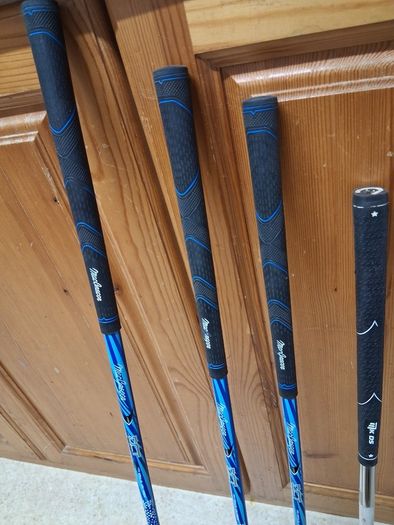 Golf clubs. Junior Set Of Left Handed MacGregor Golf Clubs For 9 To 12 Year Old. Collect In Dublin Or Receive Via Post.