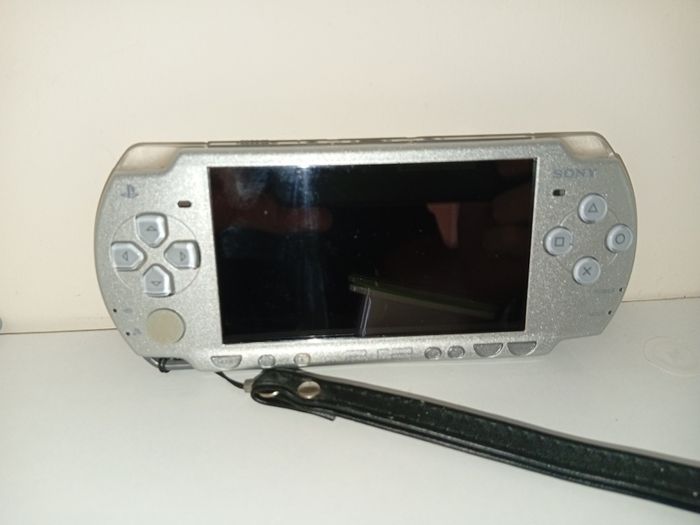 Sony Silver PSP 2003 Console - Works with Digital Games but wont load UMD Disks 16gb sd inc