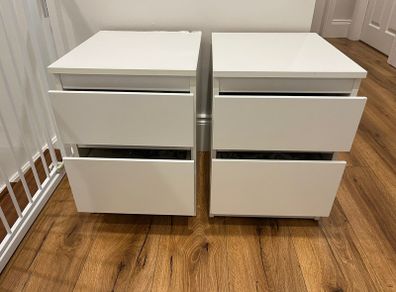 2 small bed side lockers