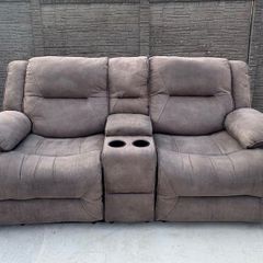 2 seater recliner couch w/ console drink holder