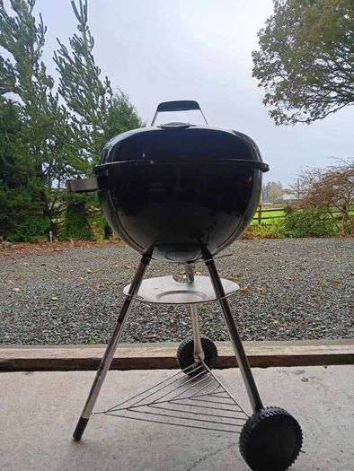 Charcoal kettle barbecue with lid thermometer and cover