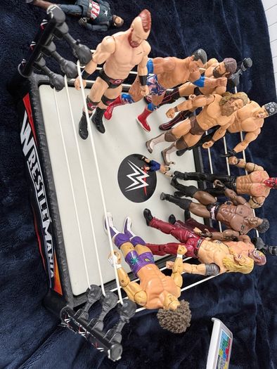 WWE WrestleMania Ring & Action Figure Bundle
