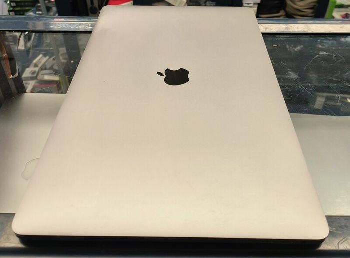 MacBook Pro "Core i7" 2.2 15-Inch (Mid-2018 True Tone Display, Touch Bar, Four Thunderbolt 3 Ports 16 GB RAM  500GB SSD BATTERY CYCLE  : 1