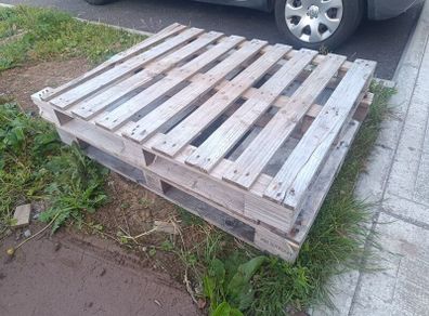 2x wooden pallet