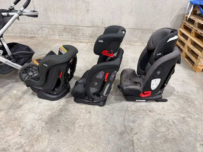 Uppababy Vista twin buggy and three Joie car seats