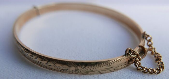 Victorian 9CT Gold B.C.  B. CORE Leaf Engraved Bangle Bracelet, Circa 1878 12,51g