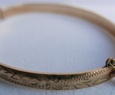 Victorian 9CT Gold B.C.  B. CORE Leaf Engraved Bangle Bracelet, Circa 1878 12,51g