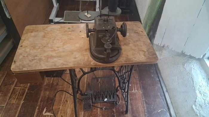Allbrook & Hashfield Success Leather Glove Sewing Machine Complete with Table