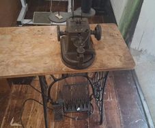 Allbrook & Hashfield Success Leather Glove Sewing Machine Complete with Table