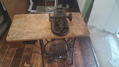 Allbrook & Hashfield Success Leather Glove Sewing Machine Complete with Table