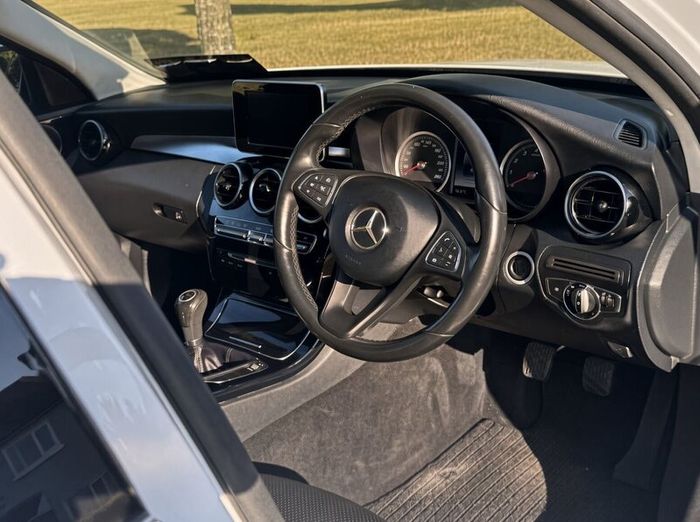 Mercedes-Benz C-Class 2016 (only 97,390KM)