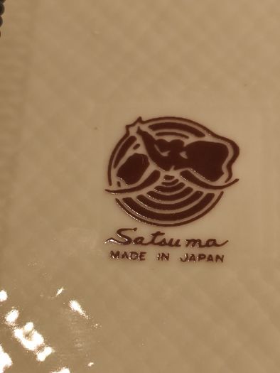 Hand painted japanese satsuma AS HANGING PLATE  ceramic tray stamped. 20x15 cms.