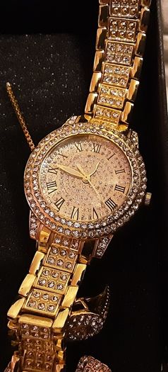 dress jewellery ( yellow metal)